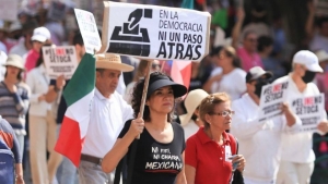 AMLO cr&iacute;tica al INE de nuevo; afirma que nueva marcha del organismo tendr&aacute; la consigna "Garc&iacute;a Luna no se toca"