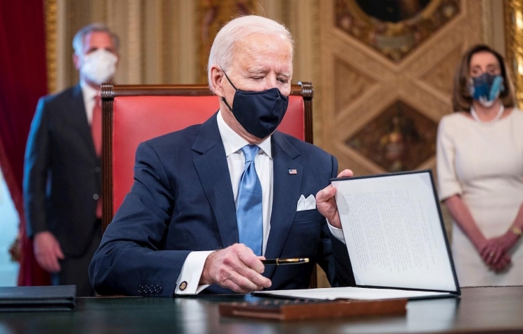 Joe Biden firma de 17 decretos en la Oficina Oval