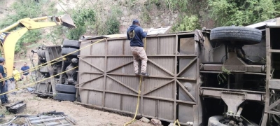 En Oaxaca, autob&uacute;s cae 25 mts en barranco y deja al menos 28 muertos y m&aacute;s de 20 lesionados