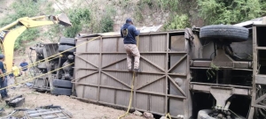 En Oaxaca, autob&uacute;s cae 25 mts en barranco y deja al menos 28 muertos y m&aacute;s de 20 lesionados