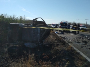 Dos muertos, uno de ellos calcinado, en aparatoso choque carretero a la altura de Higueras de Abuya, Culiac&aacute;n