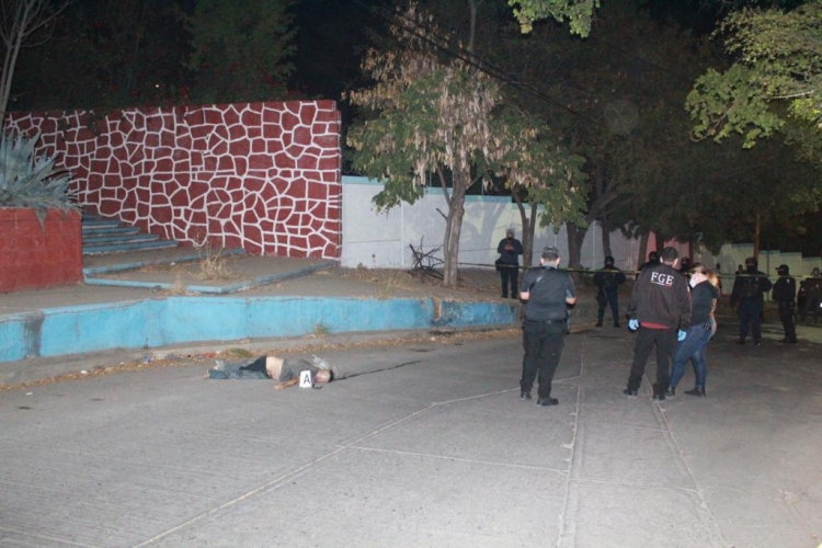 A las puertas de la Escuela Normal dejan a un hombre asesinado, en  Culiacán