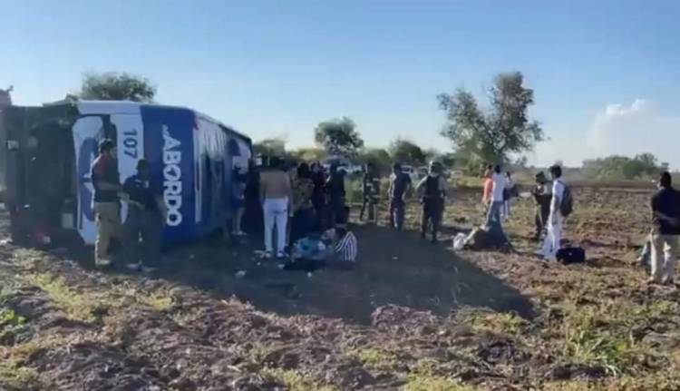 Unas 25 personas resultaron heridas tras volcarse cami&oacute;n de pasajeros en la autopista Benito Ju&aacute;rez en el lugar conocido como "La Costera"