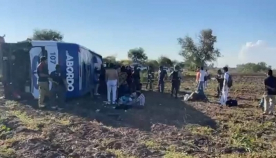 Unas 25 personas resultaron heridas tras volcarse cami&oacute;n de pasajeros en la autopista Benito Ju&aacute;rez en el lugar conocido como "La Costera"