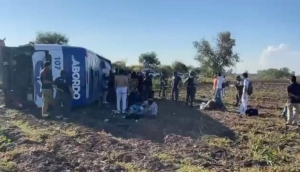 Unas 25 personas resultaron heridas tras volcarse cami&oacute;n de pasajeros en la autopista Benito Ju&aacute;rez en el lugar conocido como "La Costera"