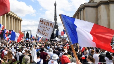 Se recrudecen las protestas en Francia contra la cartilla de vacunación
