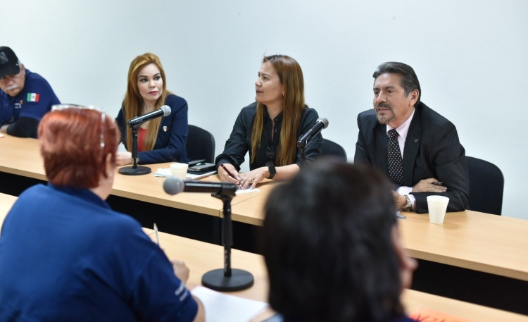 Regañados e ignorados salen policías del Congreso del Estado
