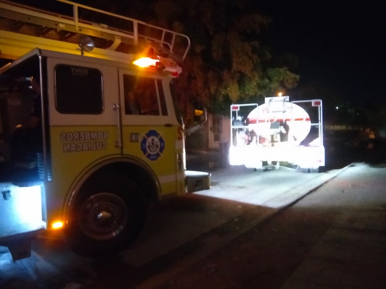 Se incendia autom&oacute;vil que estaba estacionado en una casa del fraccionamiento Acueducto