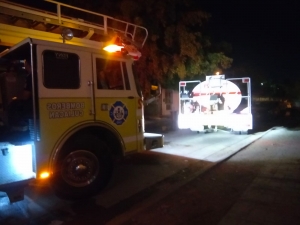 Se incendia autom&oacute;vil que estaba estacionado en una casa del fraccionamiento Acueducto