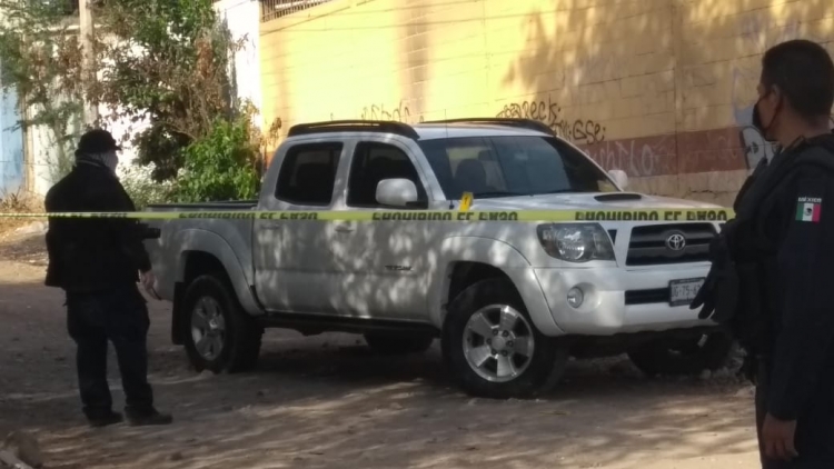 Encuentran a un hombre asesinado amarrado a una camioneta en la Independencia