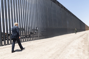 Avalan deportaciones expr&eacute;s en EU, Trump busca ampliar la medida