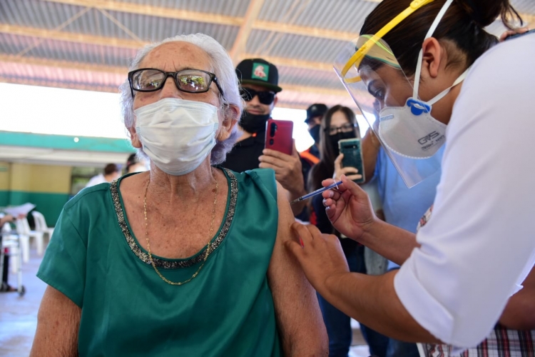 Llega la esperanza en vacuna para adultos mayores en Salvador Alvarado