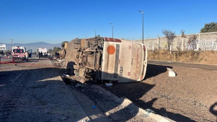 Camión con peregrinos se vuelca en autopista México-Puebla; hay 3 muertos y más de 20 heridos