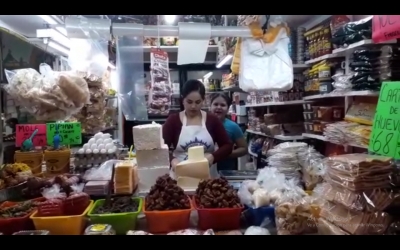 Mujeres acuden a trabajar pese al llamado al paro nacional