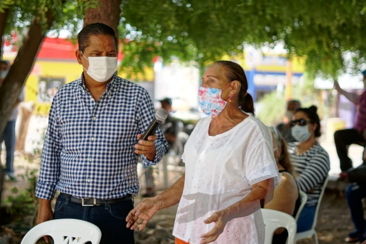 Alcalde y senador atienden el conflicto de predios de familias de ferrocarrileros, en Guamúchil