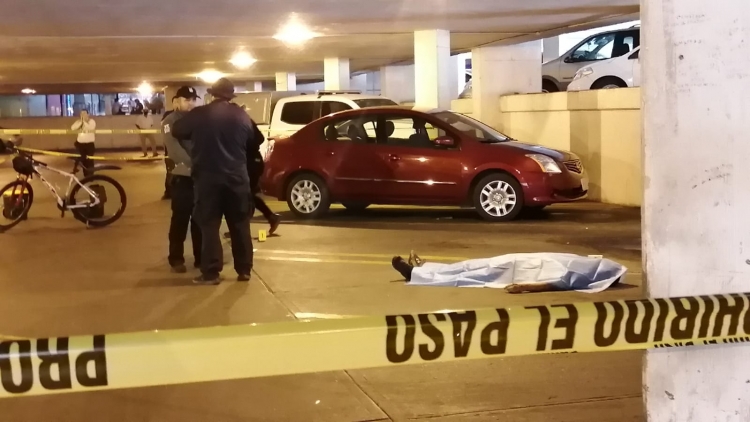 Asesinan a un hombre en estacionamiento de centro comercial