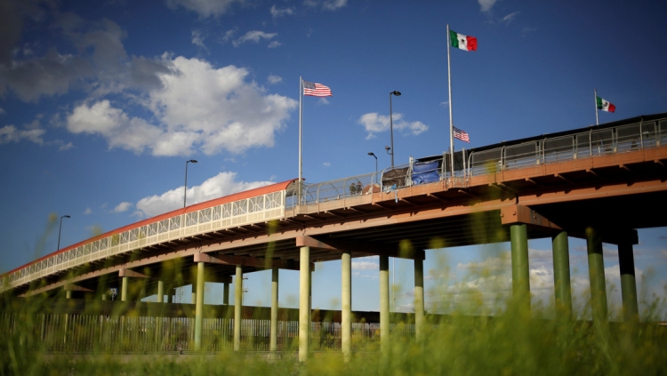 Vista general del puente fronterizo Paso del Norte, Ciudad Juárez, México