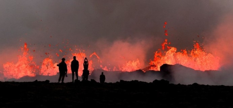 Turistas curiosos acuden a ver la lava de la recién erupción en Islandia