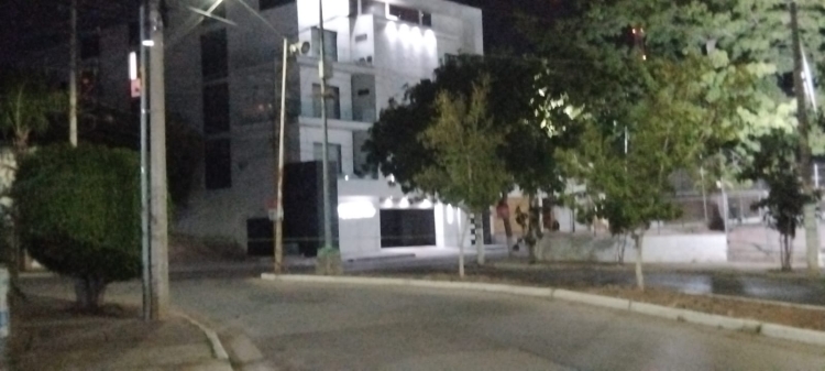 Civiles armados atacaron a balazos un edificio de departamentos en el fraccionamiento Montebello