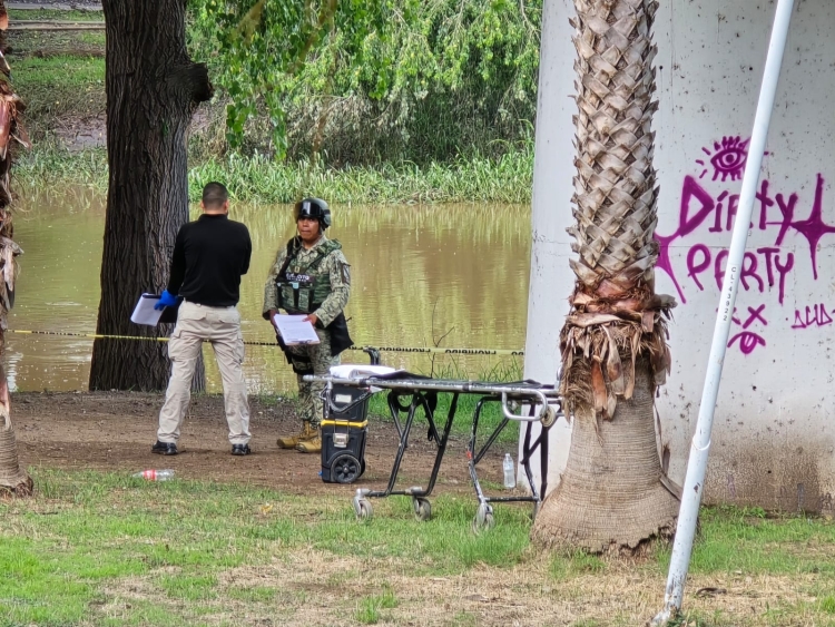 Hallan un cuerpo envuelto en una cobija, debajo del puente Miguel Hidalgo, en la Colonia Centro, en Culiac&aacute;n