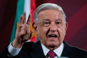 AMLO desobedece al INE: No quita 'Posdata vs. Conservadores' de la Ma&ntilde;anera