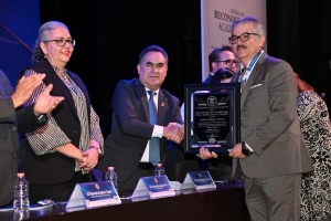 La Universidad reconoce a acad&eacute;micos por sus aportaciones en la formaci&oacute;n de los j&oacute;venes