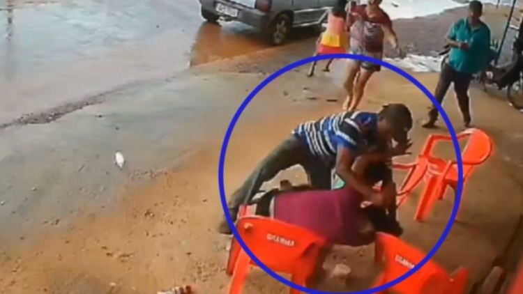 Hombre apuñala a su esposa frente a sus hijas tras una discusión