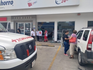 Mujer de la tercera edad se confunde y pisa el acelerador en vez del freno y se estampa en el interior de una farmacia, en Culiac&aacute;n