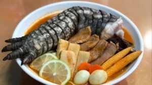 "Godzilla Ramen": platillo ex&oacute;tico servido con pata de cocodrilo que est&aacute; de moda en Taiw&aacute;n