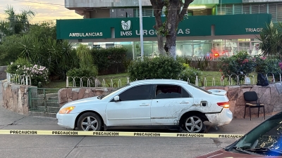 Hombre es baleado y lo trasladan en un auto hacia el hospital en Culiac&aacute;n