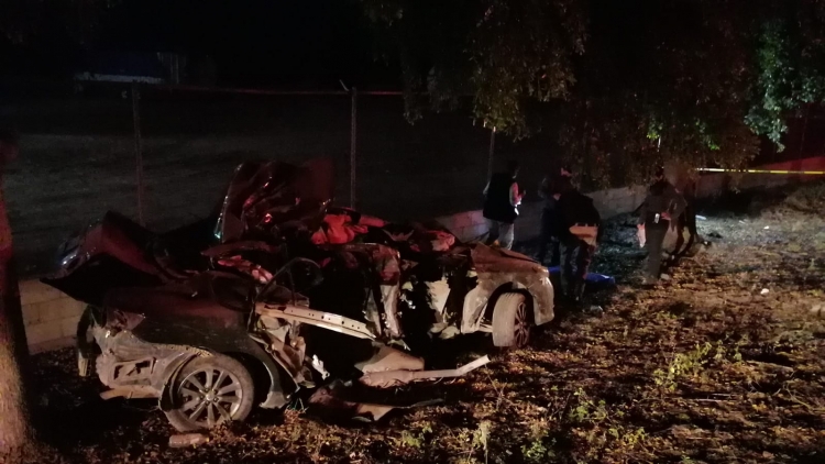 Muere conductor al estrellar el vehículo contra un árbol, en Bachimeto, Navolato