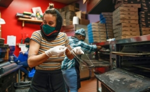 Gobiernos poderosos de rodillas por j&oacute;venes sin vacunarse