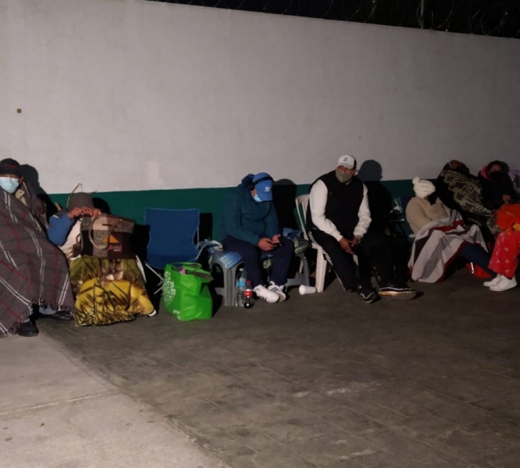 A la intemperie esperaron vacunas en Ecatepec y no recibieron nada