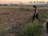 Regidor de Navolato limpia bulevar de basura, pide ayuda al Ayuntamiento