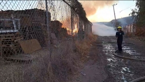 Evacuan a 300 personas por gigantesco incendio en Alturas del Sur, Culiacán