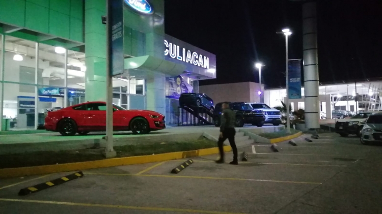 Gatilleros roban camioneta de agencia, en Culiacán