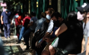Hospitales de Buenos Aires registran largas filas para hacerse pruebas de covid-19