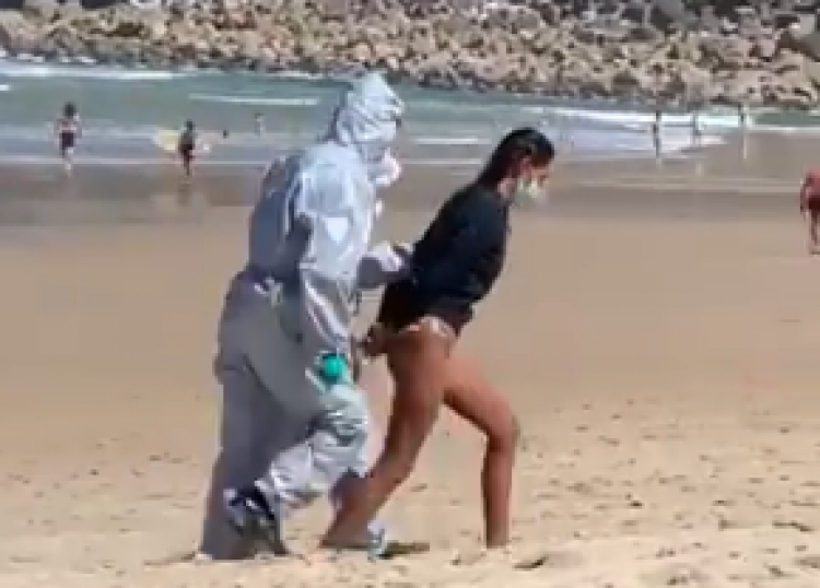 Someten y detienen a mujer que sale a surfear por ser positivo de covid-19 en España