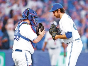 Kirk sale de la banca con traje de h&eacute;roe para dar triunfo a Toronto