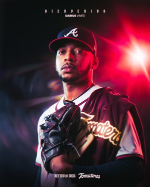 Firma pitcher estadounidense con Tomateros
