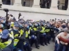Se enfrentan polic&iacute;as y manifestantes anticonfinamiento en Londres