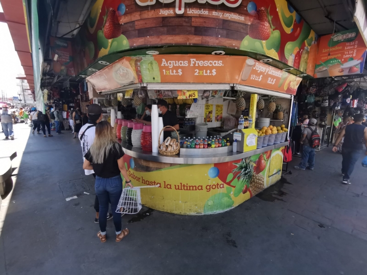 Se incrementan las ventas de aguas frescas por el caloron