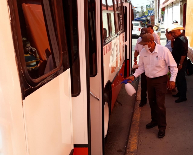 Tercer día de operativo desinfectar y fumigar camiones urbanos en Guamúchil