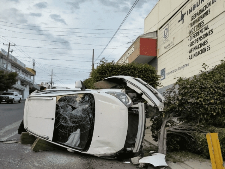 Joven sufre volcadura con su auto por exceso de velocidad en la Nuevo Culiacán