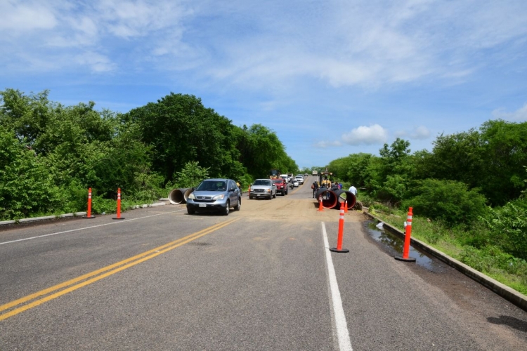 Abren carretera Culiacán-Imala de manera provisional en punto de socavón