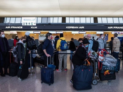 Avi&oacute;n de Delta que volaba a China regresa a EU por restricciones anticovid