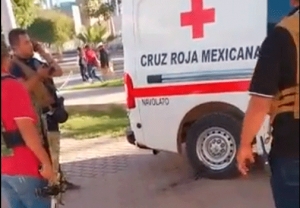 Bloqueos violentos alcanzaron a Navolato; grupo armado se llev&oacute; dos patrullas de Cruz Roja