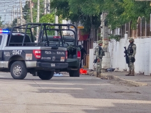 Enfrentamiento armado y persecuci&oacute;n entre polic&iacute;as y sicarios deja a un Agente herido de bala y a un pap&aacute; e hija lesionados por choque