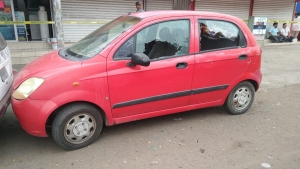 Balean dos veh&iacute;culos estacionados, en el sector Barrancos, de Culiac&aacute;n