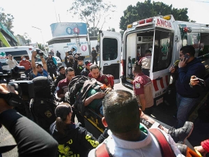 Reportan un muerto, 3 prensados y 16 hospitalizados en choque de trenes del metro en CDMX